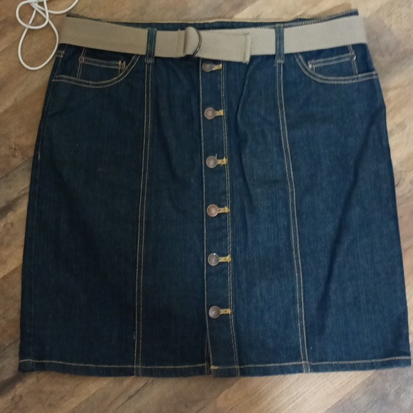 Daisy Fuentes Dresses & Skirts - 🟢16 oz (90) daisy Fuentes denim button down skirt